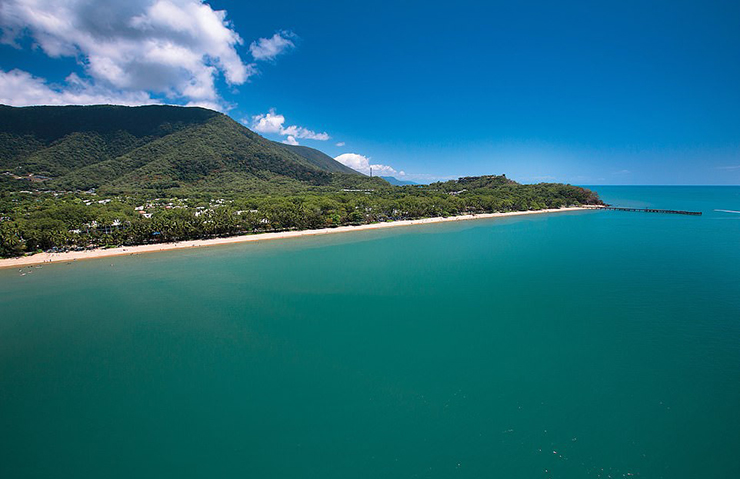 Palm Cove mang tới một bầu không khí làng quê yên bình bên cạnh những bãi cát vàng.
