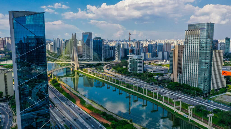 São Paulo, Brazil có dân số 22,4 triệu người.&nbsp;Nơi đây&nbsp;được coi là thành phố của những người nhập cư và vì các nền văn hóa khác nhau, được coi là nơi hội tụ của những người thuộc các sắc tộc khác nhau. Ngoài ra, vì sự đa dạng này, nhiều khách du lịch muốn đến thăm thành phố để tìm hiểu thêm về lịch sử, trải nghiệm những món ăn ngon và chiêm ngưỡng các kỳ quan kiến trúc.
