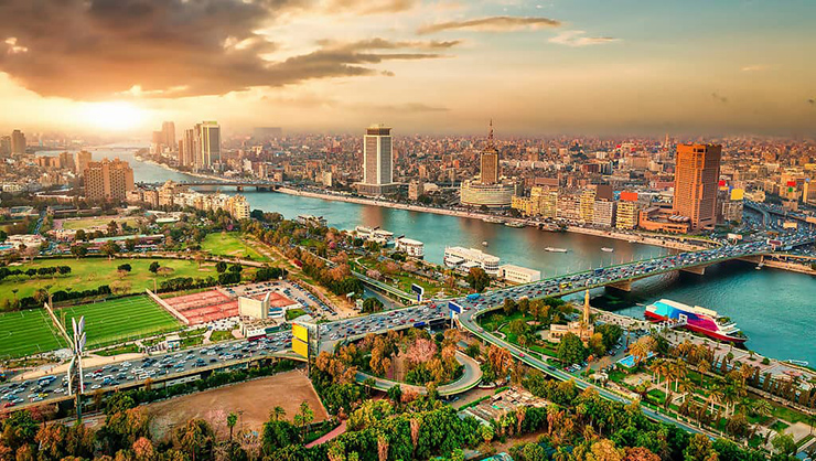 Cairo là thành phố lớn nhất ở Ai Cập và là thủ đô của đất nước với dân số 21,7 triệu người. Cairo cũng có một lịch sử lâu đời bắt đầu từ năm 969, kết hợp cả Ai Cập cổ đại và thế giới mới. Do ý nghĩa lịch sử của nó đối với cả lịch sử Ai Cập và lịch sử chung của thế giới, nhiều khách du lịch kéo đến thành phố Cairo hằng năm, khiến nó trở thành một trong những địa điểm du lịch được ghé thăm nhiều nhất ở Châu Phi.
