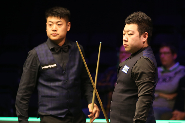 Liang Wenbo (trái) và Li Hang (phải) bị cấm thi đấu chuyên nghiệp suốt đời