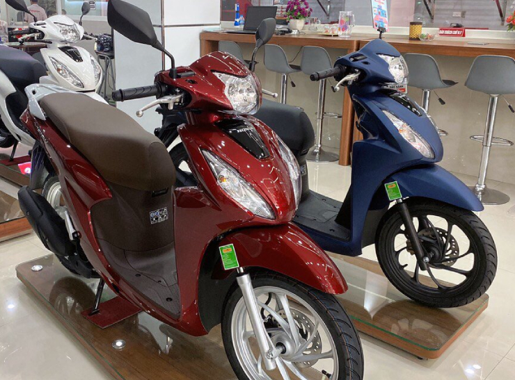 4. Honda Vision thuộc phân khúc xe ga phổ thông, có giá bán niêm yết dao động từ 31,69-37,09 triệu đồng. Đây là ấn phẩm xe ga ăn khách nhất thị trường Việt Nam hiện nay, có thiết kế thời trang, trẻ trung và kích thước thon gọn. Xe có thiết kế đồng hồ hiện đại, phía sau được trau chuốt hơn, hộc đựng đồ dưới yên rộng rãi và hộc đựng đồ phía trước có cổng sạc điện thoại, trong khi hệ thống chìa khóa thông minh Smart Key an toàn.