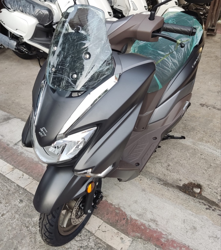 8. Suzuki Burgman Street là mẫu xe ga có thiết kế nam tính, kết hợp kiểu dáng sang trọng với công nghệ tiên tiến. Xe có động cơ mang công nghệ SEP tiết kiệm xăng tốt mà vẫn đảm bảo hiệu suất vận hành mạnh mẽ. Tại Việt Nam, Burgman Street có giá niêm yết chỉ 49,5 triệu đồng.