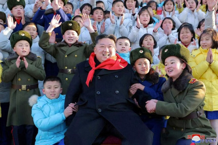 Nhà lãnh đạo Triều Tiên Kim Jong-un với đại diện Đội Thiếu niên Triều Tiên. Ảnh: REUTERS