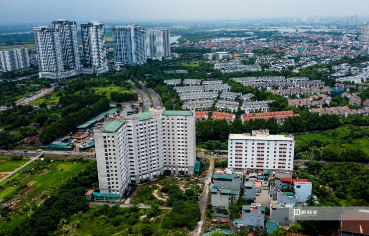 Dù nhiều người dân không có nhà ở nhà ở nhưng tại phường Trần Phú có 1 cụm chung cư 15 tầng và 1 cụm chung cư 9 tầng đã xây dựng xong lại bỏ hoang nhiều năm qua, chưa có người ở. Ban Quản lý dự án đầu tư xây dựng dân dụng và công nghiệp Tp.Hà Nội được giao làm chủ đầu tư dự án này.