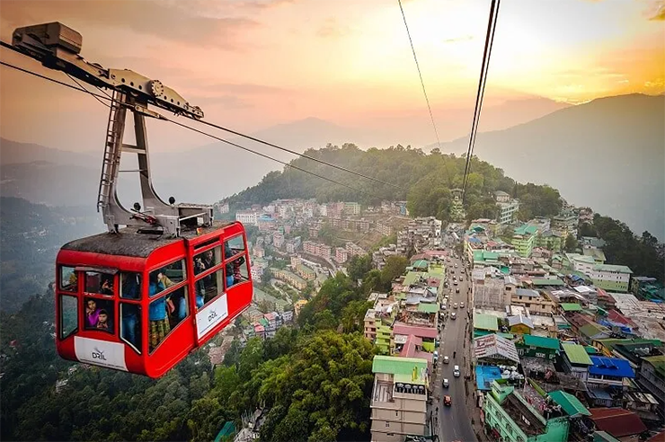 Gangtok là một trạm đồi xinh đẹp ở Đông Bắc Ấn Độ. Điều khiến Gangtok trở thành một điểm đến sang trọng hoàn hảo là số lượng lớn các địa điểm thẩm mỹ cùng di sản phong phú của nó. Hồ, thung lũng, hoàng hôn và bình minh là một trong những điều được ngưỡng mộ nhất ở Gangtok.
