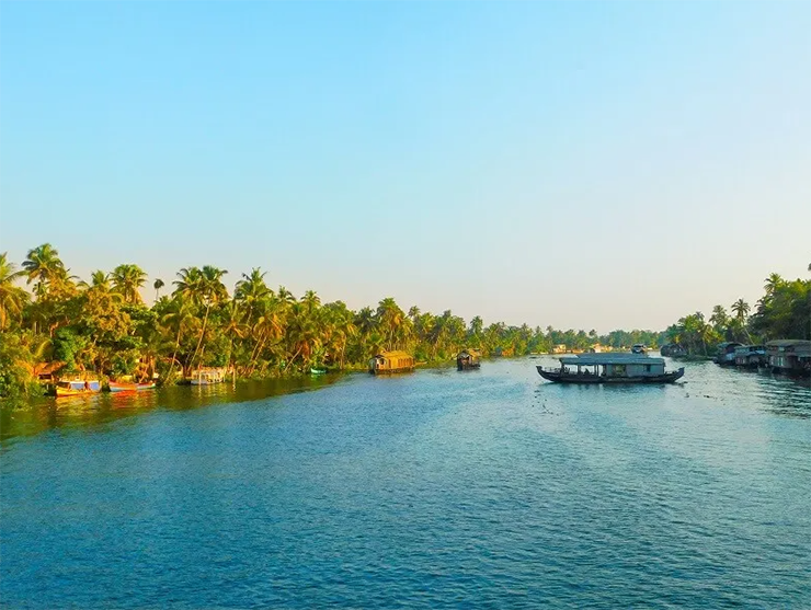 Nếu bạn là người yêu thích những khoảnh khắc bình yên, Kumarakom là điểm đến hoàn hảo cho bạn. Nó cũng được cho là một trong những nơi tốt nhất để nghỉ dưỡng cùng cả gia đình. Spa sang trọng, vẻ đẹp tự nhiên, khách sạn&nbsp;tuyệt vời… Kumarakom có mọi thứ mà du khách mong muốn.
