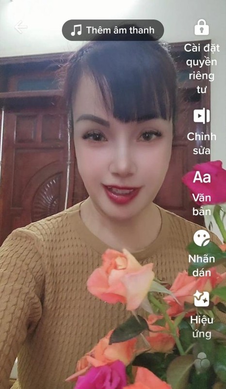 &#34;Cô dâu 62 tuổi&#34; Thu Sao đăng ảnh lộ dung mạo thật qua livestream - 4