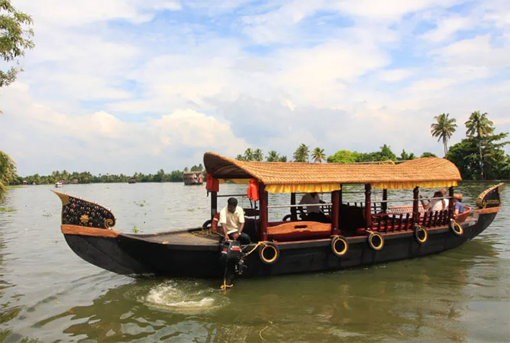 Alleppey mang đến trải nghiệm nghỉ đêm trên nhà thuyền giữa khung cảnh tuyệt đẹp. Đó là nơi hoàn hảo cho những người tìm kiếm sự bình yên trong lòng thiên nhiên.
