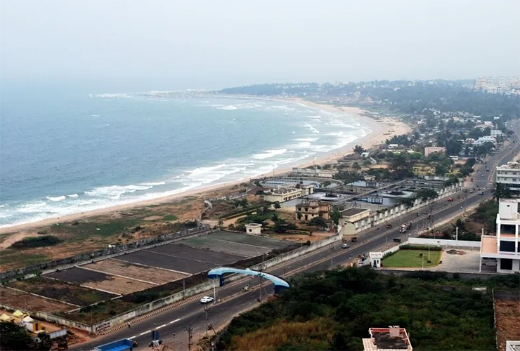 Visakhapatnam là điểm đến bên&nbsp;biển sang trọng hoàn hảo. Những người yêu thiên nhiên sẽ thích nơi này vì các bãi biển của Vizag còn hoang sơ và chưa được khám phá.
