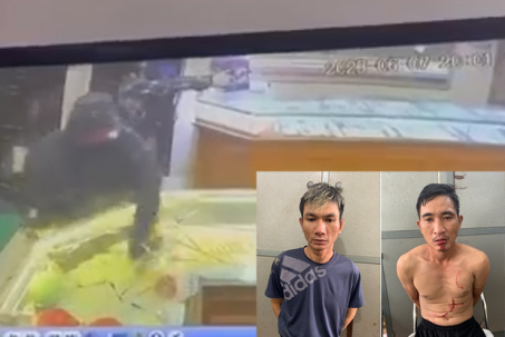 Camera ghi cảnh 2 tên cướp đập vỡ tủ kính cướp vàng, bắn người bị thương