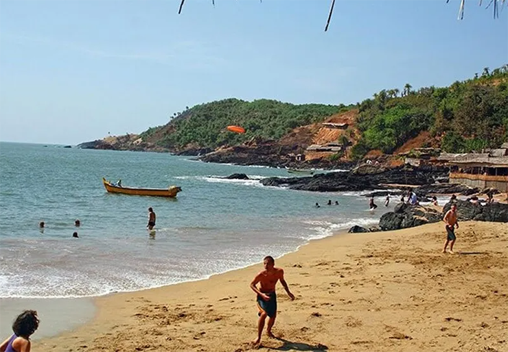 Gokarna quyến rũ du khách bởi các bãi biển hoang sơ và chưa được khai thác cùng với thời tiết tuyệt đep khiến nó trở nên nổi tiếng đối với những người yêu thiên nhiên. Nơi đây cũng hấp dẫn du khách bởi sự sang trọng cùng&nbsp;các cơ sở spa tốt nhất, view hướng&nbsp;ra đại dương, phòng ở xa hoa và dịch vụ cao cấp.
