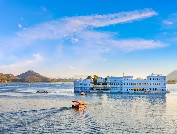 Giống như Jodhpur, Udaipur là một trong những ví dụ điển hình nhất về phong cách hoàng gia. Các khách sạn hoàng gia ở đây cung cấp chỗ ở và dịch vụ hàng đầu. Không chỉ những khách sạn, mà toàn bộ Udaipur cũng sẽ mang đến cho bạn cảm giác hoàng gia bởi di sản phong phú và xa hoa của nó.
