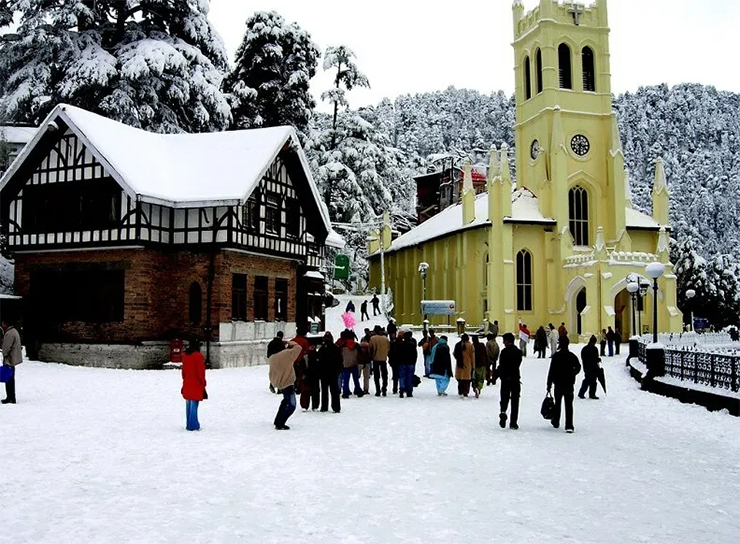 Shimla trở nên độc đáo bởi vẻ đẹp hoàn hảo của thiên nhiên với một chút đô thị hóa. Hãy tận hưởng khoảng thời gian tuyệt vời trong khu nghỉ dưỡng sang trọng với nhiều món ăn lạ miệng từ những đầu bếp thượng hạng và khung cảnh đẹp như thiên đường ở nơi này.
