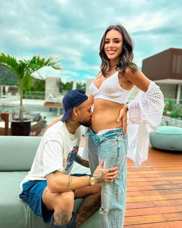 Bạn gái Neymar diện bikini khoe bụng bầu, nàng WAG nóng bỏng nhất Premier League âu yếm bên chồng - 7