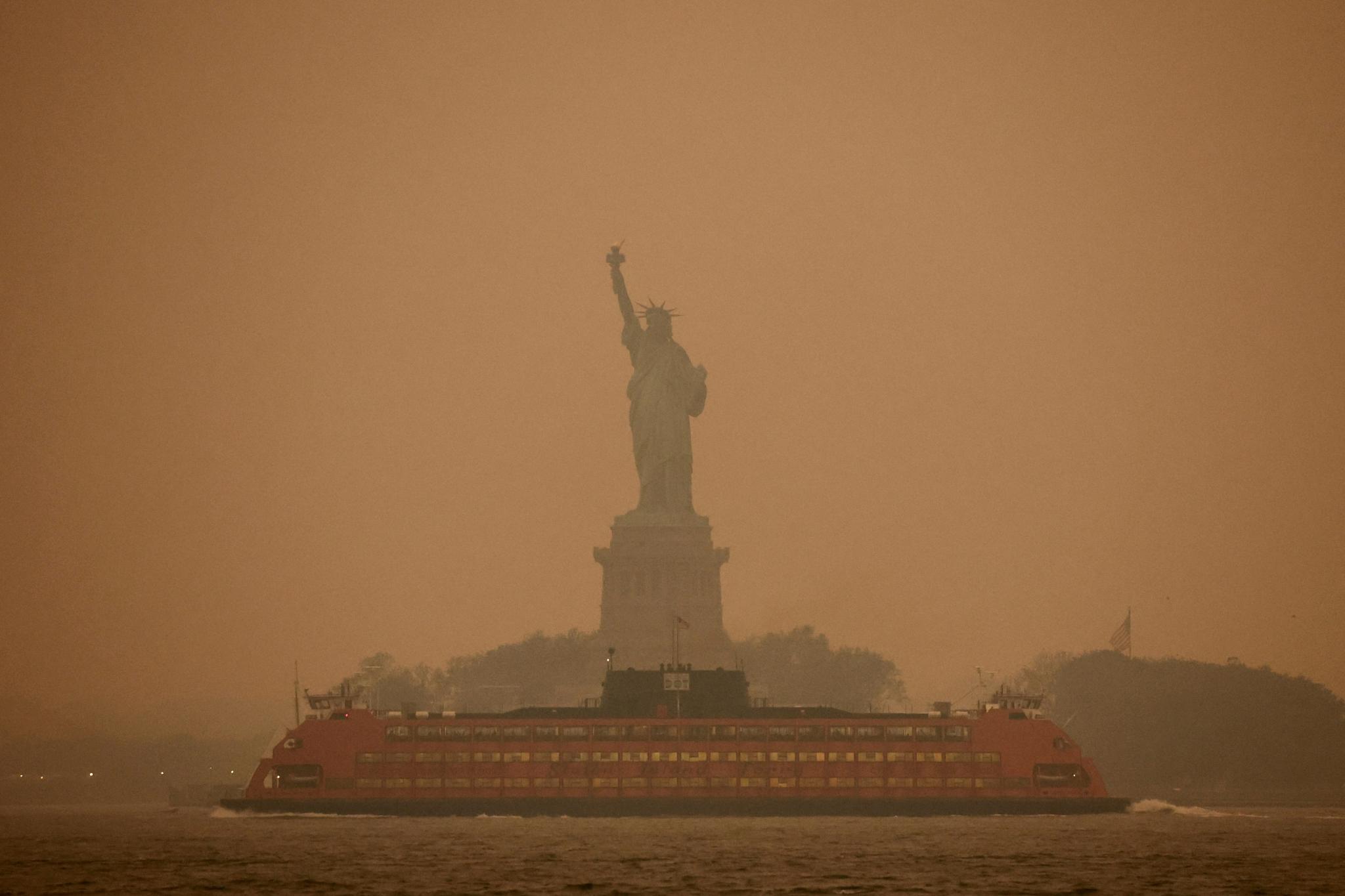 &nbsp; Tình trạng cháy rừng không kiểm soát ở Canada khiến New York bị bao phủ bởi một màu cam.
