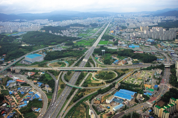 Gyeongbu là con đường cao tốc nối Seoul với Busan ở Hàn Quốc.&nbsp;
