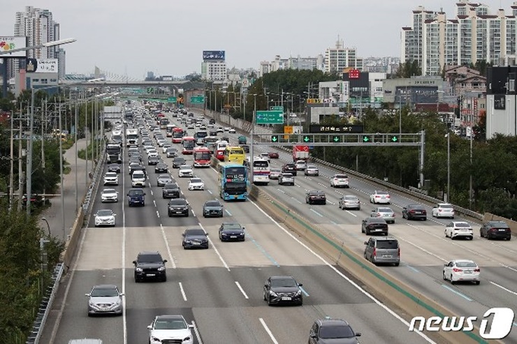 Tuyến đường có tổng chiều dài 428 km, gồm 305 cầu và 12 hầm, đã thông xe.&nbsp;
