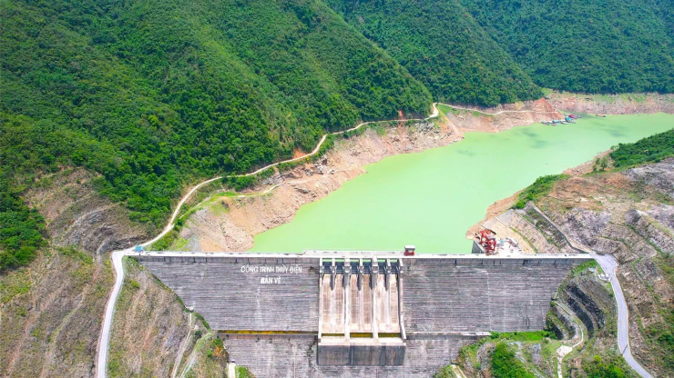 Từ đầu năm đến nay do ảnh hưởng của El Nino, lưu lượng nước về hồ chứa Bản Vẽ rất thấp, tần suất nước về trên 90%. Đồng thời nhu cầu cấp nước dưới hạ du rất lớn vì vậy ngay từ đầu năm để đảm bảo năng suất cho vụ Đông Xuân, UBND tỉnh Nghệ An đã yêu cầu thủy điện Bản Vẽ xả 4 đợt nước. Đặc biệt, giai đoạn cuối tháng 4, khi hàng nghìn ha lúa vụ Đông Xuân bước vào thời kỳ trổ bông cần sử dụng một lượng nước lớn.