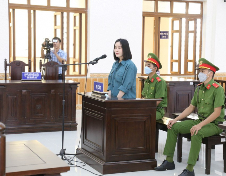Bị cáo Ninh Thị Vân Anh (tức “hotgirl” Tina Dương) tại tòa.