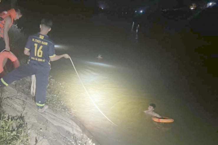 Cảnh sát PCCC và CNCH, Công an Nghệ An tìm kiếm ông S dưới sông Đào xuyên đêm. Ảnh: ĐL