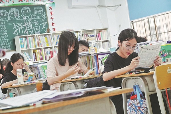 Học sinh trung học ở Trung Quốc lúc chuẩn bị cho kỳ thi gaokao. Ảnh: Yu Xiangquan for Chinadaily.