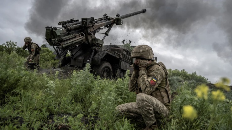 Binh sĩ Ukraine sử dụng pháo tự hành CAESAR&nbsp;trong giao tranh với các lực lượng Nga vào ngày 31/5/2023.