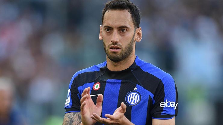 Tiền vệ Calhanoglu