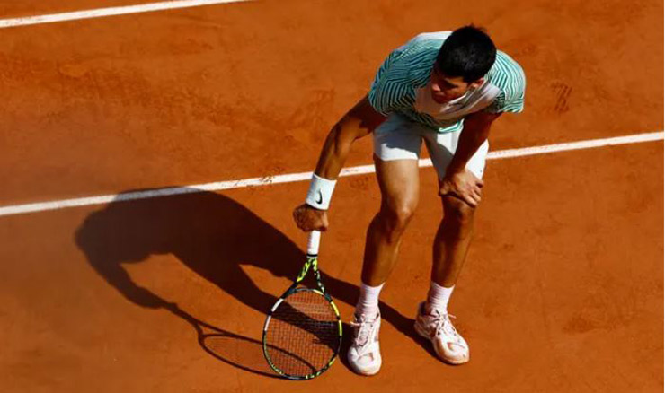 Carlos Alcaraz bị chuột rút và chấp nhận thua 1-6 ở set 3 trước Novak Djokovic&nbsp;