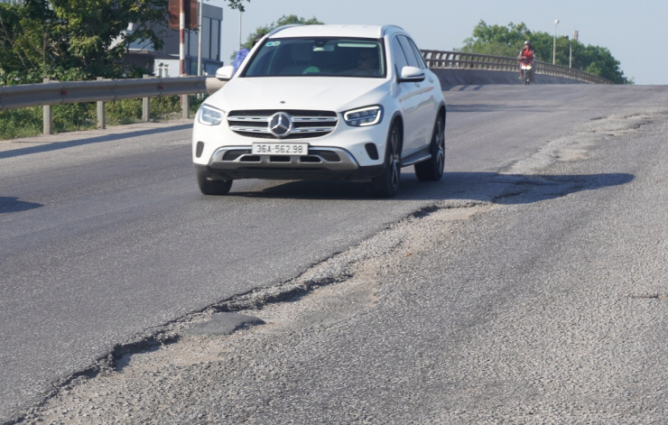 Đây là đoạn đường tránh TP Thanh Hóa, vì thế là đoạn đường tập trung rất nhiều phương tiên giao thông qua lại mỗi ngày. Về đêm, rất nhiều xe tải trong lớn lưu thông trên tuyến