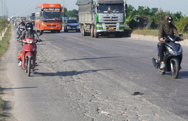 Đoạn đường khu vực phường Quảng Thành mặt đường gãy, vỡ khắp nơi gây khó khăn cho các phương tiện, đặc biệt là xe máy