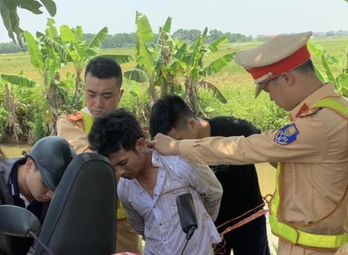 Cảnh sát giao thông Thái Bình được huy động cùng trinh sát hình sự bắt giữ nghi phạm gây ra vụ cướp trưa nay. Ảnh: CACC.