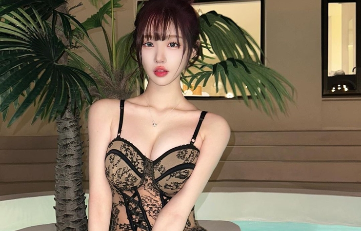 Han Kyung là hot girl nổi tiếng, thu hút gần 1 triệu fan trên mạng xã hội nhờ gương mặt xinh như búp bê, body nóng bỏng.
