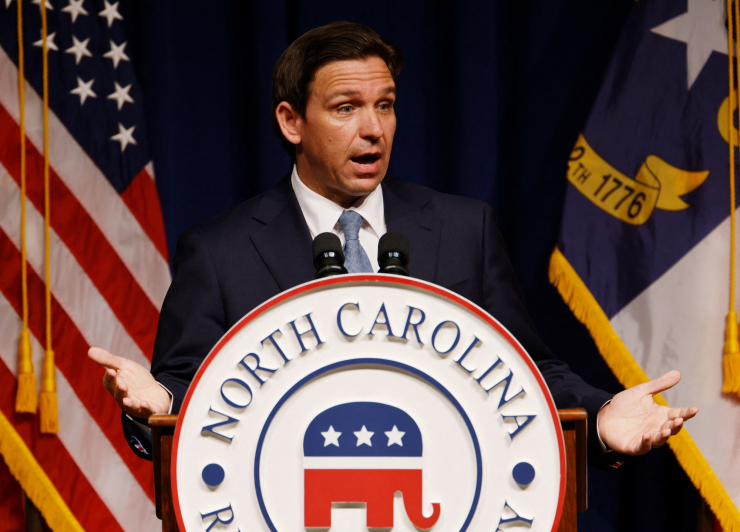 Ông RonDesantis phát biểu tại đại hội Đảng Cộng hòa Bắc Carolina ở TP Greensboro hôm 9-6 - Ảnh: REUTERS