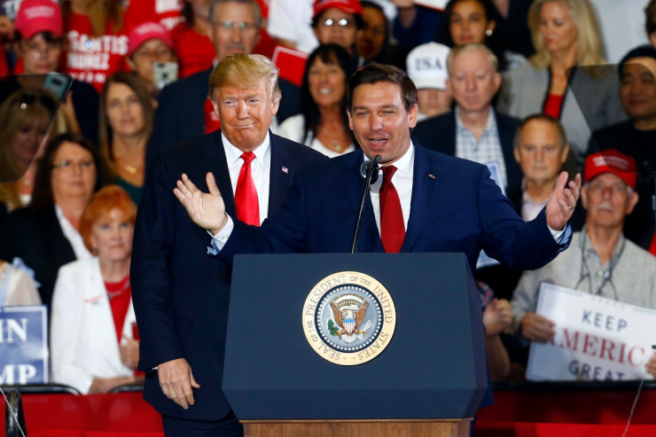 Ông Donald Trump và ông Ron DeSantis khi còn ở chung một "chiến tuyến" tại một sự kiện năm 2018 ở Florida - Ảnh: AP