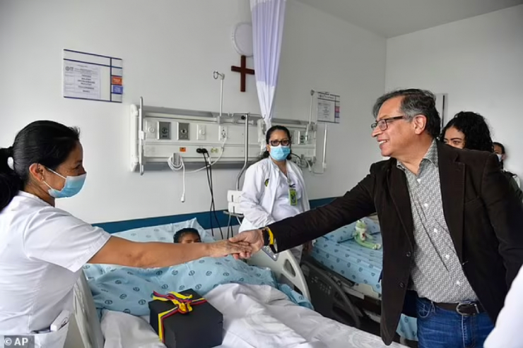 Tổng thống Gustavo Petro với một y tá đang chăm sóc cho một trong bốn đứa trẻ sống sót sau vụ tai nạn máy bay ở Amazon. Ảnh: AP