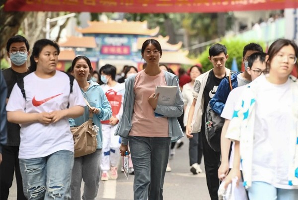 Thí sinh sau khi hoàn thành ngày thi đầu tiên của kỳ thi cao khảo 2023 hôm 7/6. Ảnh: STR/ AFP via Getty.