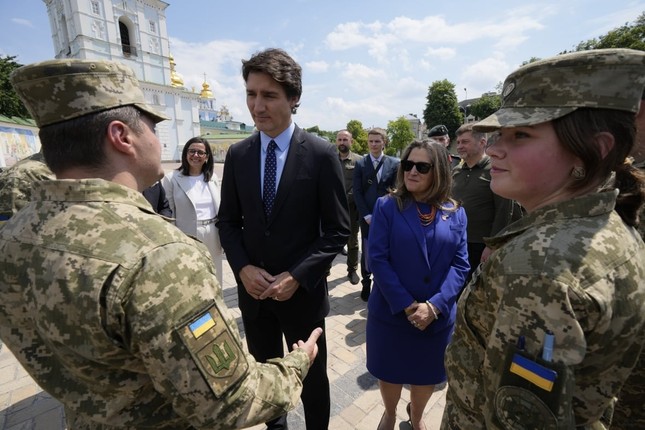 Ông Trudeau trò chuyện với các binh sĩ Ukraine. Ảnh: The Canadian Press