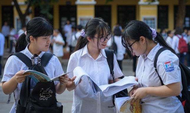 Tỷ lệ “chọi” vào các trường công lập ở Hà Nội quá cao khiến áp lực thi cử đè nặng các thí sinh cuối cấp.