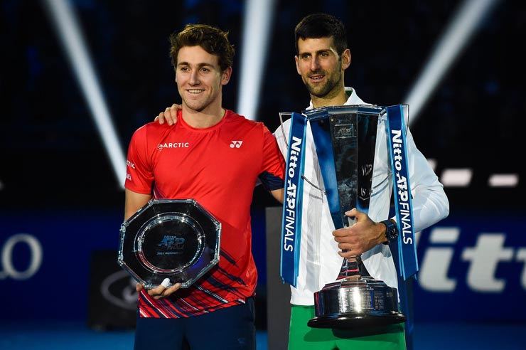 Djokovic (phải) từng hạ Ruud ở chung kết ATP Finals 2022
