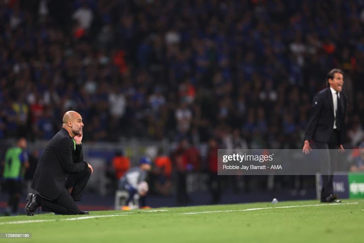 Bên đường pitch, hai HLV Guardiola và Inzaghi tỏ ra vô cùng đăm chiêu, đặc biệt là vị "thuyền trưởng" của Man City