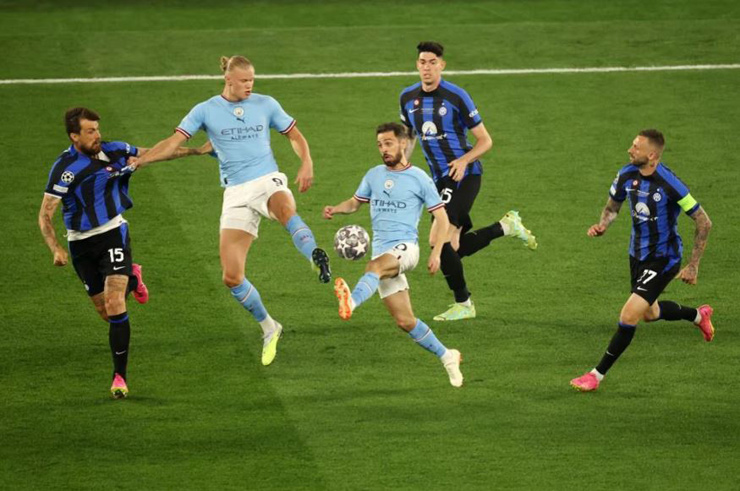 Man City sớm có những cơ hội nguy hiểm trước khung thành của Inter Milan