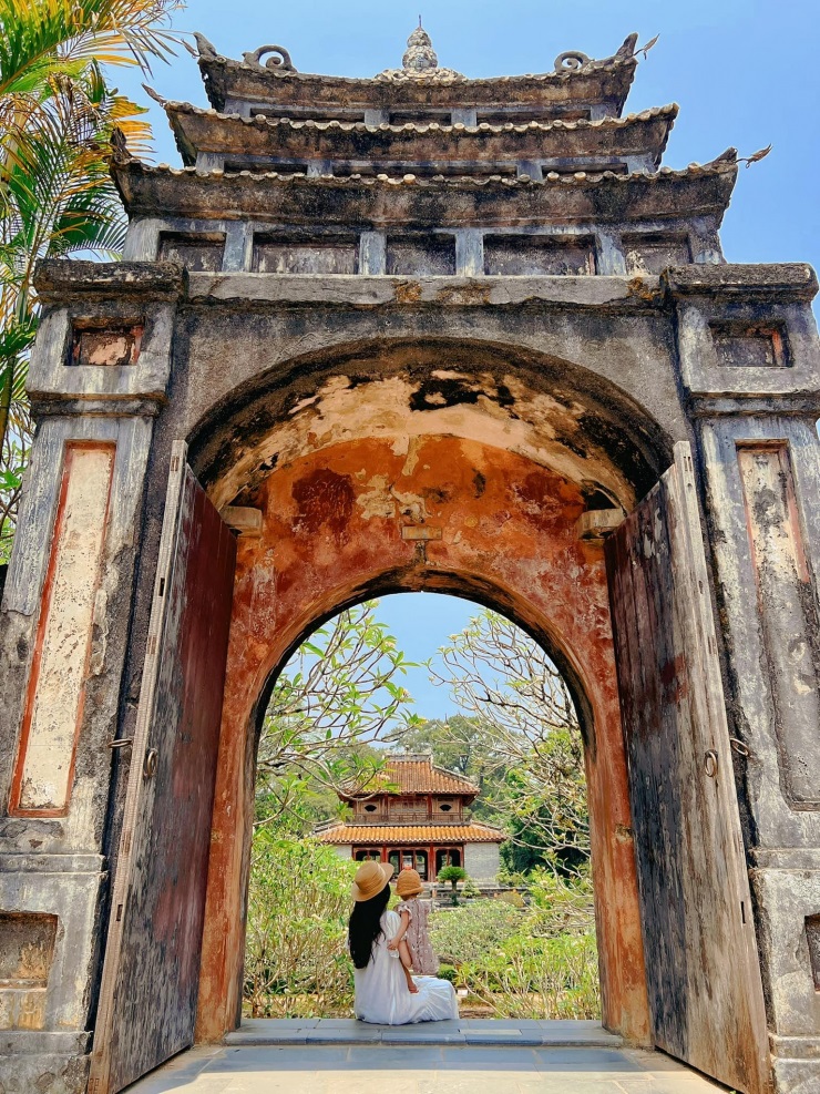 Ghé thăm lăng vua Nguyễn.