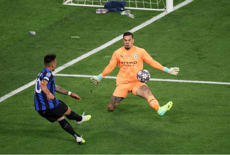 Lautaro Martinez dứt điểm quá hiền khi đối mặt Ederson Moraes