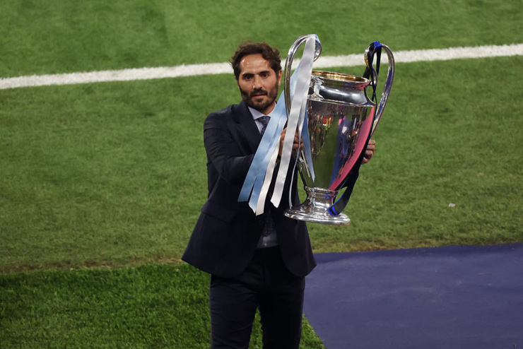 Hamit Altintop, đại sứ của trận chung kết Champions League năm nay mang chiếc cúp tai voi ra sân Ataturk Olympic (Istanbul, Thổ Nhĩ Kỳ)