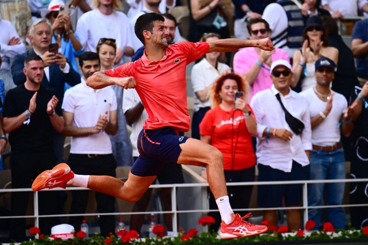 "Vua Grand Slam" ăn mừng cuồng nhiệt&nbsp;trên sân&nbsp;Philippe-Chatrier (Paris).