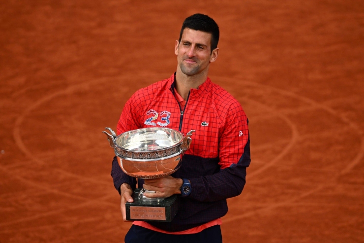 Thời khắc Djokovic nhận cúp vô địch Roland Garros lần thứ 3. Anh cũng trở thành tay vợt duy nhất vô địch mỗi Grand Slam ít nhất 3 lần