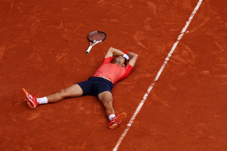 Djokovic vỡ òa sau khi đoạt Championship-point, qua đó lên ngôi vô địch Roland Garros với chiến thắng 3-0 chung cuộc (tỷ số các set: 7-6, 6-3, 7-5)