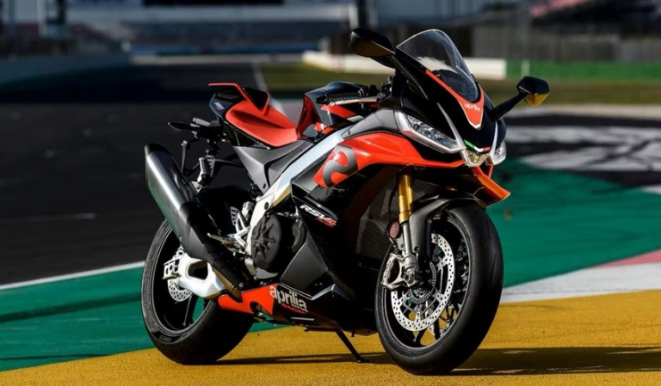 Aprilia RSV4 1100 Factory đạt tốc độ 318 km/h. Ảnh: Hotcars.