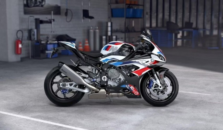 BMW M1000RR đạt tốc độ 303 km/h. Ảnh: Hotcars.