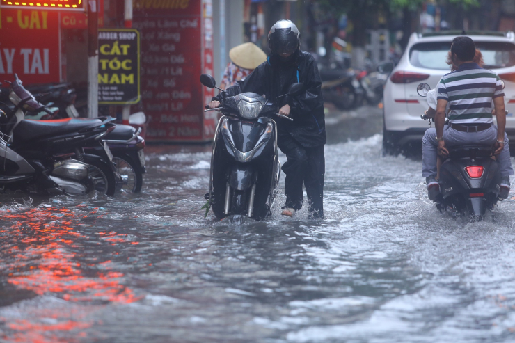 Nhiều người phải dắt xe sau khi lao vào "biển nước".